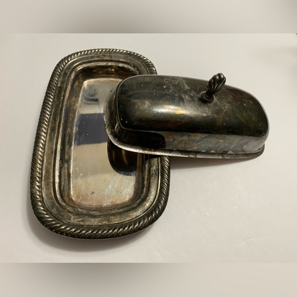 Vintage WM Rogers Silver-Plated Butter Dish - Picture 3 of 12